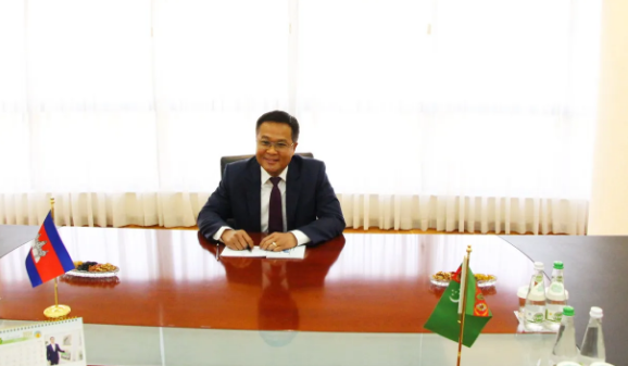 سوک چی سفیر جدید کامبوج در ترکمنستان رونوشت استوارنامه خود را تقدیم کرد.