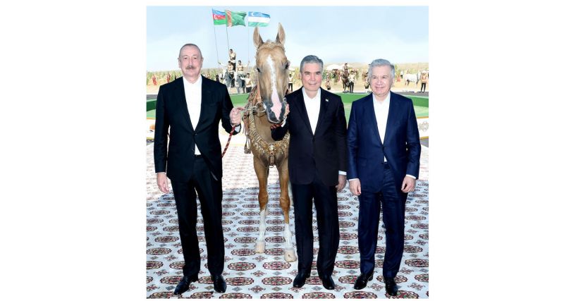 اهدای هدایای نمادین به روسای جمهور آذربایجان و ازبکستان در جریان نشست سه‌ جانبه ترکمنستان
