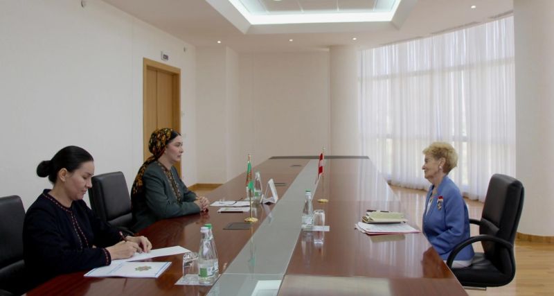 دیدار معاون وزیر امور خارجه ترکمنستان با رئیس انجمن اتریش-ترکمن در عشق‌آباد