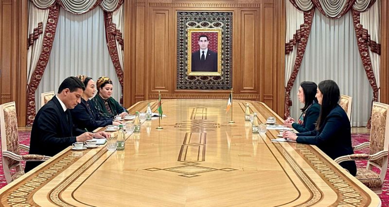 سفیر فوق‌ العاده و تام ‌الاختیار جمهوری ایرلند اعتبارنامه خود را در عشق ‌آباد تقدیم کرد