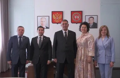 رئیس دانشگاه ترکمنستان از یک دانشگاه فناوری تحقیقاتی در کازان بازدید کرد