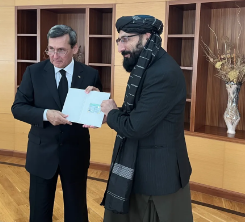 سرپرست وزارت امور خارجه ترکمنستان سند تایید صلاحیت را به دیپلمات افغان تسلیم کرد