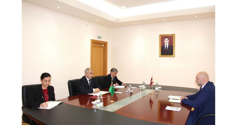 سفیر لتونی در ترکمنستان رونوشت استوارنامه خود را تقدیم کرد
